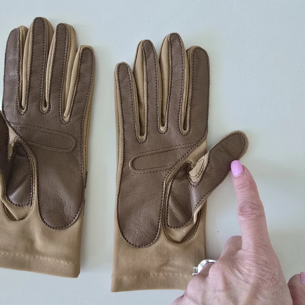 Leggs Sheer Energy Classic Tan Women's Stretchy Gloves with Brown Accent - OS
